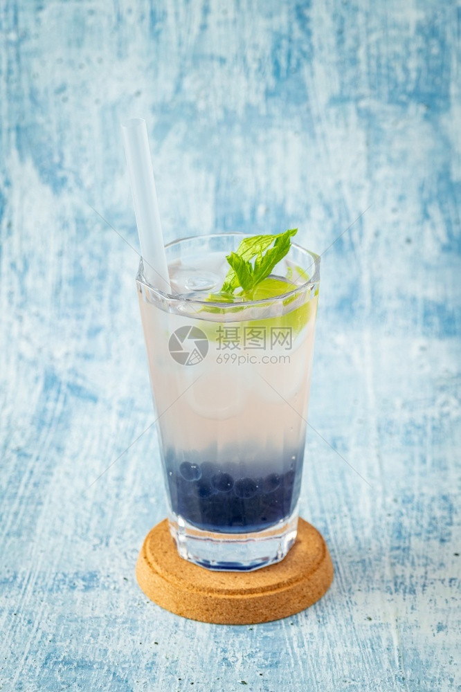 日本人喝柠檬蓝色背景玻璃杯中的果味泡茶蓝色背景玻璃杯中的果味泡茶图片