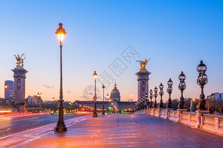 首都建筑学雕塑亚历山大三世桥跨越塞纳河日出时在法国巴黎图片