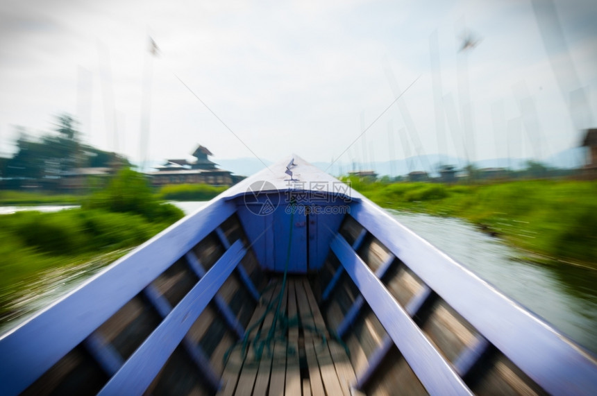 天水散景运动模糊的莱拉船在茵湖上行驶运动模糊的莱拉船在茵湖上行驶缅甸图片