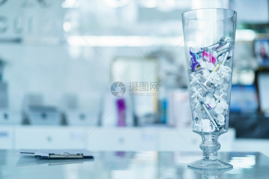 脸透明质酸一组塑料注射器用于在玻璃花瓶填充针上注入剂治疗图片