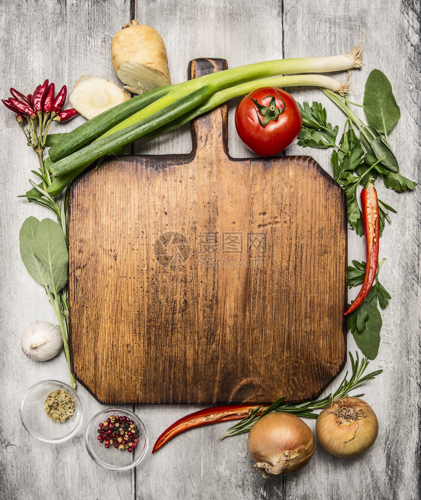 木制的一顿饭厨师在明亮生锈的木本底顶端观制切割板周围新秋和蔬菜以及调味料和小便图片