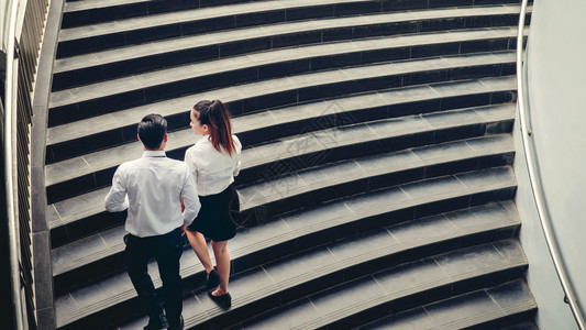 商人和女业界士走上楼梯成功的概念是男步工作高清图片