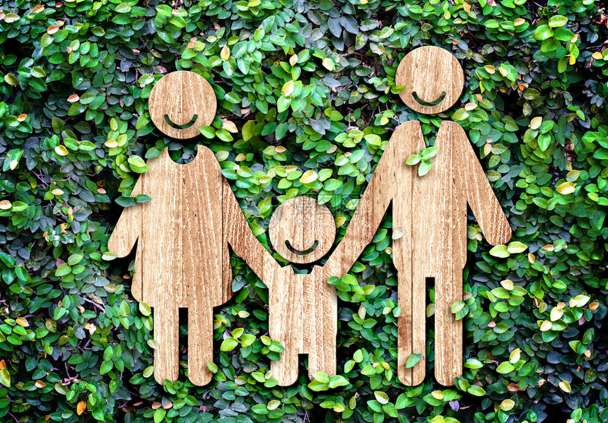 地球象形图抽的绿叶墙上快乐家庭木像生态概念图片