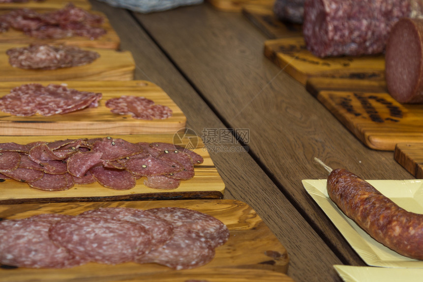 盐品尝木砧板上的各种意大利香肠切片木砧板上的各种意大利香肠切片饮食图片