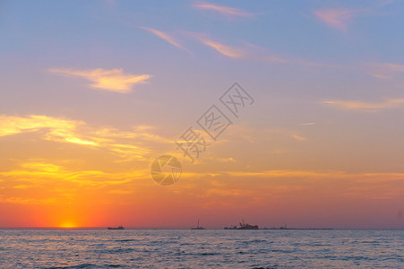 海上的日落红黄色黎明海上的日落自然金户外图片