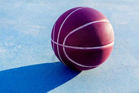 竞争紫色的篮球在操场上关闭活力图片