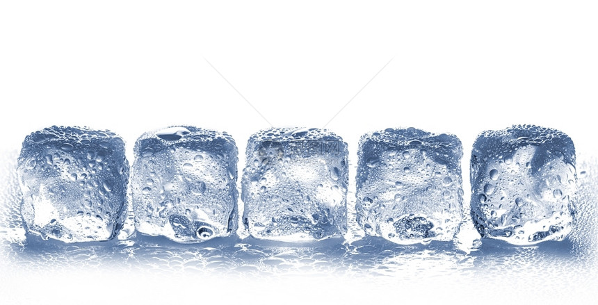 冰镇白色背景上的冰立方体熔化块图片