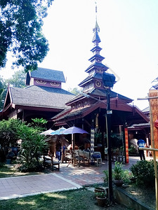 历史泰国用木制成的美丽寺庙传统屋图片