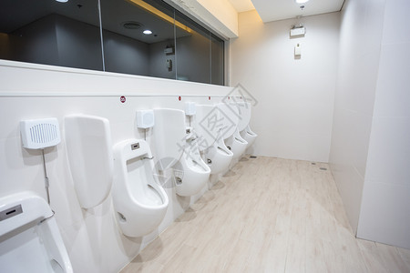 公共厕所内排便池没有隐私国内的男人座位图片