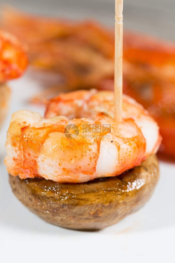 海鲜营养丰富用新蘑菇烤熟的鸡虾烧图片