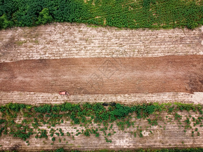 从无人驾驶飞机空中观测到农业机械正在运行中环境植物文化图片