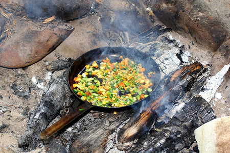 壁炉装满黄蘑菇和洋葱的煎锅用具平底图片