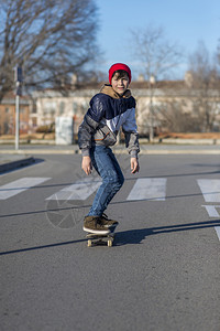 滑板运动时尚青少年在日出城市玩滑板练习图片