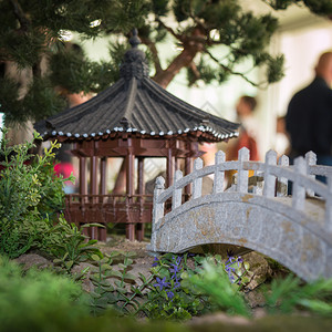 模型桥传统的亚洲人东方佛教寺庙和白桥玩具模型背景