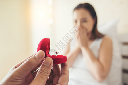男人向女人求婚图片
