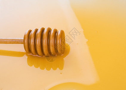 棕色的琥珀甜以木棍作为背景的蜂蜜泥图片