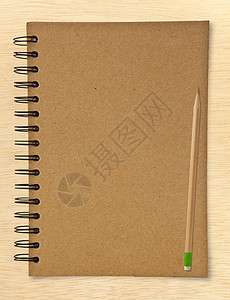 螺旋纸在木本背景上回收笔记本和木铅提醒学生背景