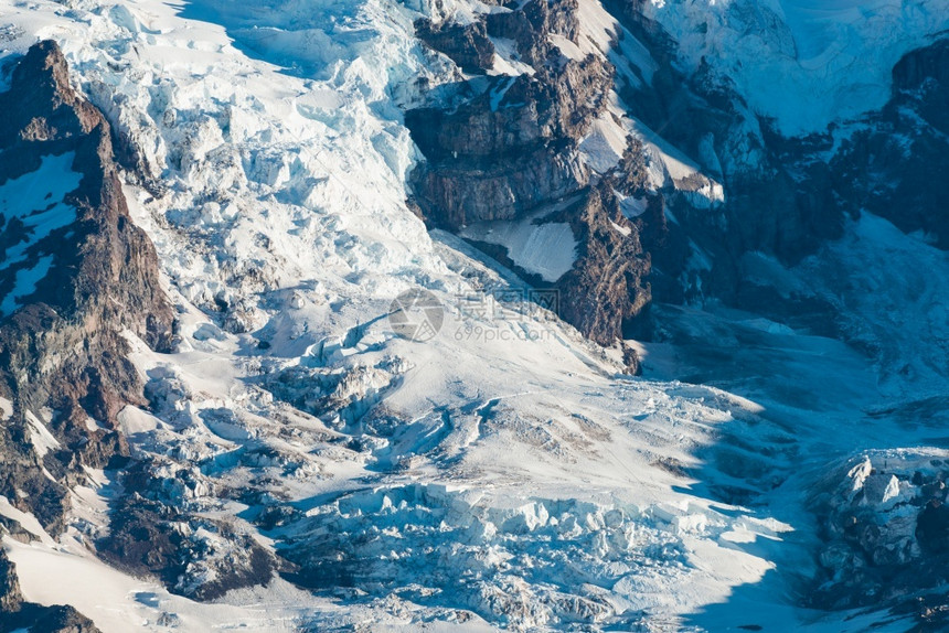 冷冻地标美洲国华盛顿州雷尼尔山莱耶公园的Nisqulally冰川图片