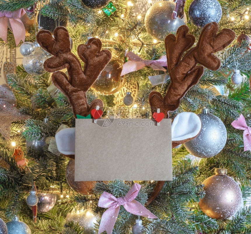 丰富多彩的圣诞邮件信封装饰树上有空白字母带驯鹿耳朵用于复制空间接近背景假日概念空间用于文本圣诞邮件信封假日概念结婚冬天图片
