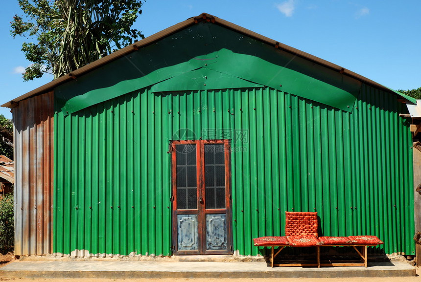 家铁墙绿色金属薄板在户外漂亮门锁着红色和前长的简易房屋外面壁越南镀锌图片