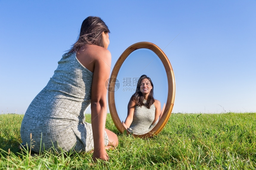 福利笑跪着女人在草地上看着镜像图片