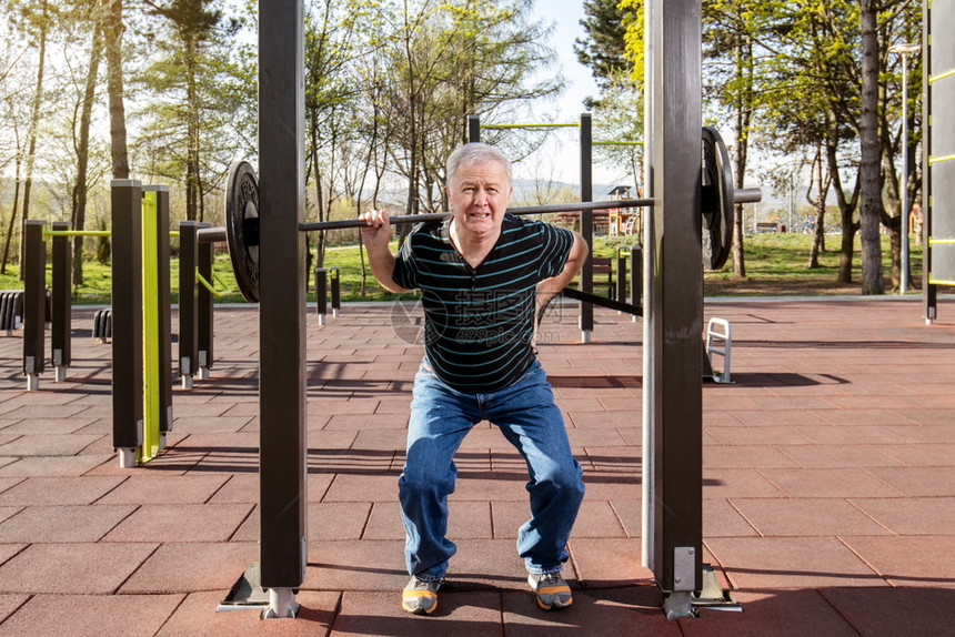 闲暇老的年男子在健身公园露户房的体重酒吧升温在健身公园加热体操晴天图片