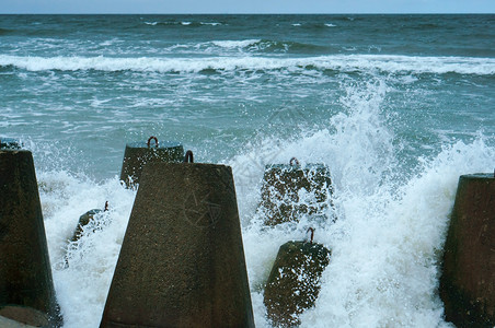 防波堤断裂沿海防御工事浪在岸加固工事浪上防波冲散水海浪加里宁格勒岸线筑城背景图片