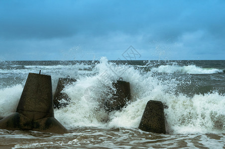 防波堤断裂沿海防御工事浪在岸加固工事浪上防波冲散水海浪户外结石风暴图片