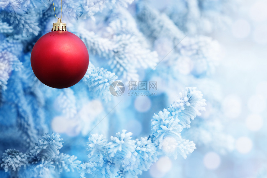 圣诞树上大红舞会的背景与冰冻冬日的白雪之春发光圣诞节生活图片
