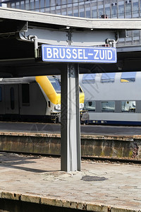 老的布鲁塞尔南铁路站的和火车轨迹列目的地电图片