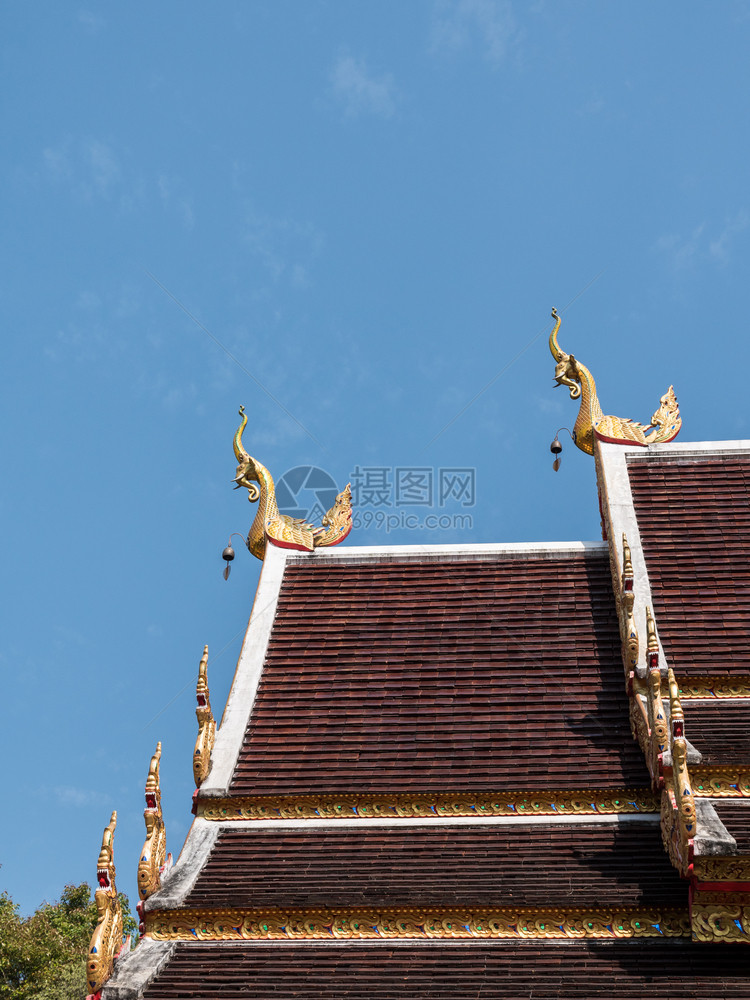 天空装饰品古老的传统泰国风格金象雕塑在泰神庙教堂屋顶的露口上用泰国传统风格图片