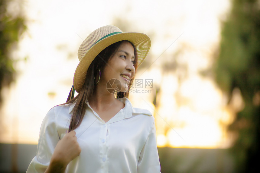 美丽的亚洲女人肖像牙齿般微笑的脸面快乐感女孩愉情图片