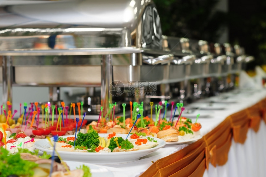餐桌上的粉刷盘子准备用于婚礼餐饮晚宴用美味的沙拉图片