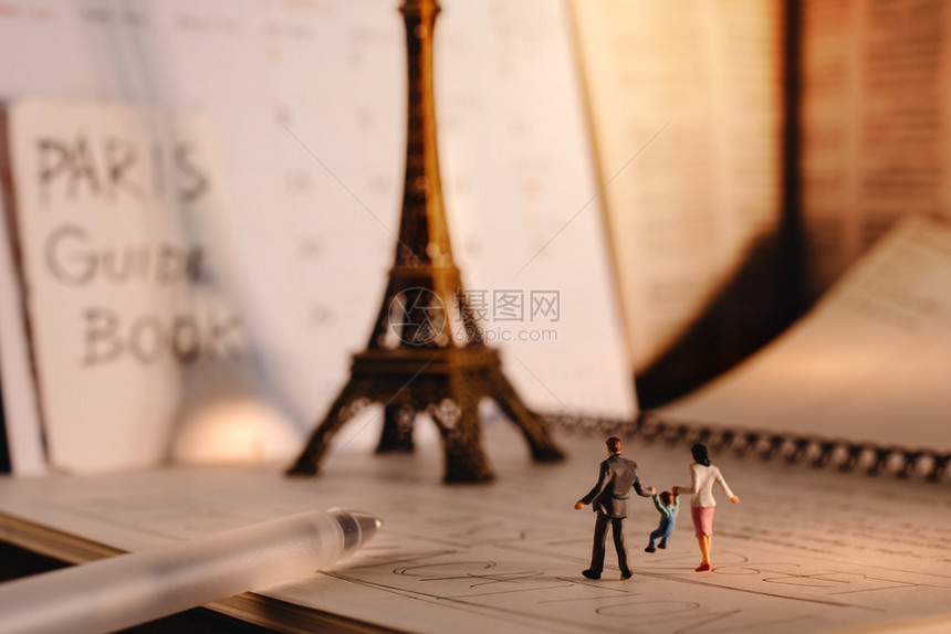 父亲法国巴黎度假旅行的梦想目地迷微型旅游家庭在埃菲尔铁塔行走和历日暖调风景格语气数字图片