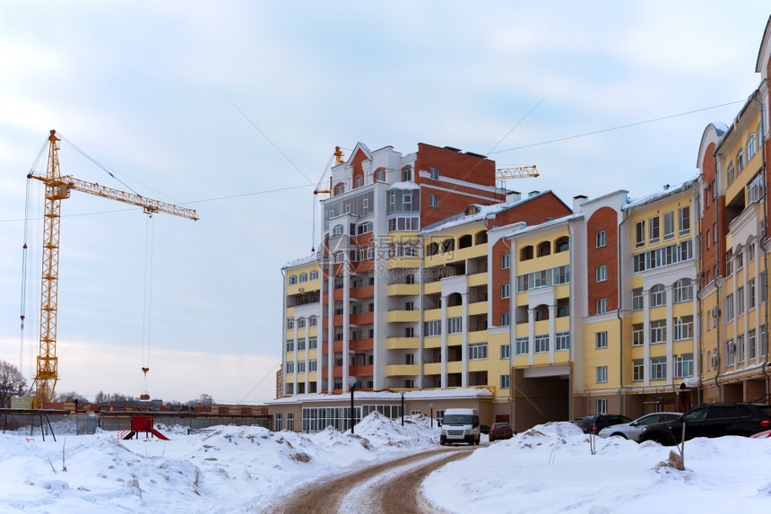 抵押建筑物起重机和正在建造的筑以对抗白雪AxA城市景观建成图片