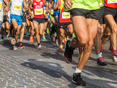 国际马拉松赛跑人们在城市马拉松的道上脚踏民行人合身种族活动图片