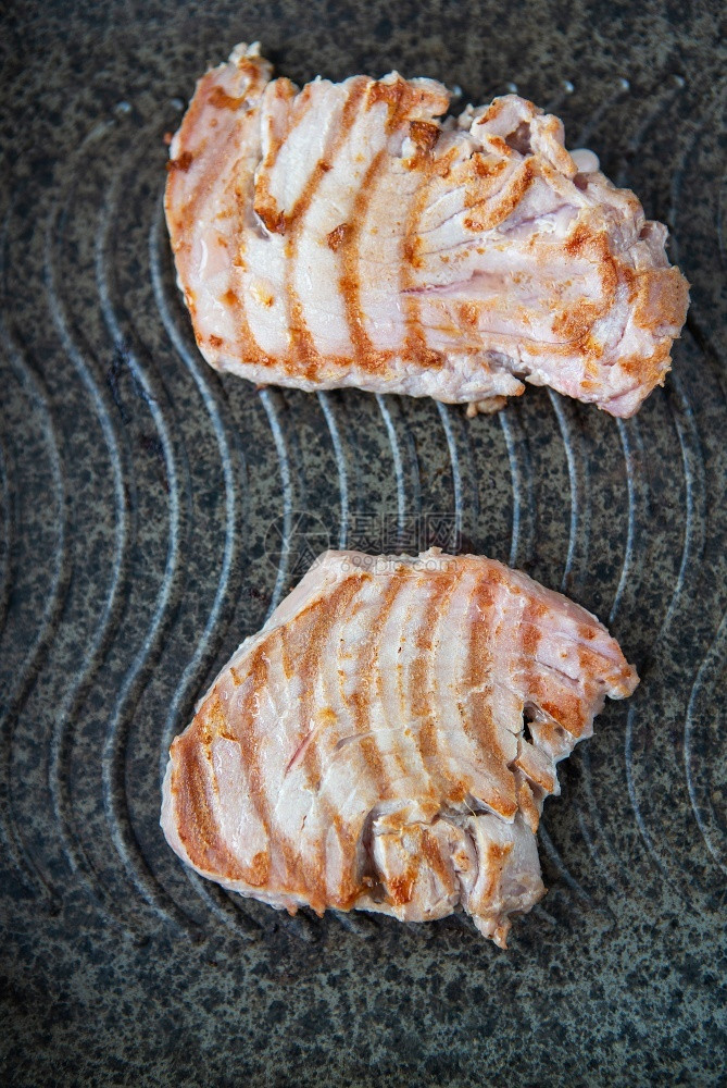 美食棕色的炙烤平底锅新鲜金鱼排顶视图美味健康的食物平底锅烤新鲜金鱼排顶视图美味健康食品图片