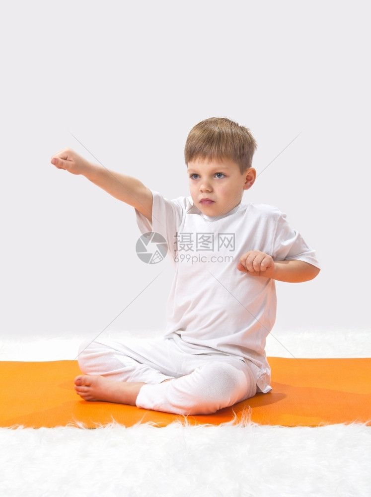 穿白衣服练习瑜伽的小男孩图片
