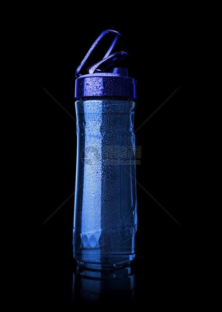 满的塑料蓝色运动瓶上覆满了以黑色背景隔绝的液滴并有剪切路径蓝色的水图片