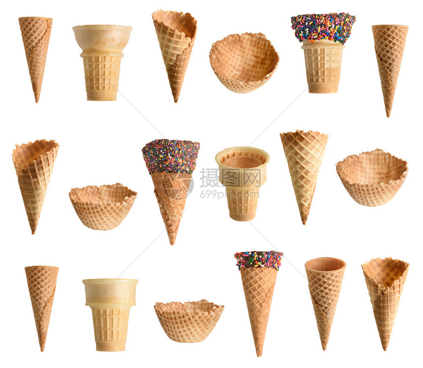 美味的季节食收集带巧克力的冰淇淋锥和白色背景上隔绝的喷洒图片