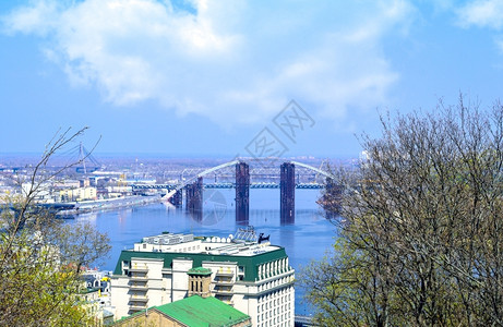 运输跨越乌克兰基辅Dnieper河的桥梁建筑工地游客第聂伯图片
