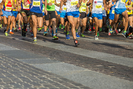 娱乐活力国际马拉松赛跑比城市道路上的脚踏民行动高清图片
