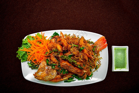 厨房白色的罗非鱼有沙拉和辣酱的炸红鲜大鱼泰国食品风格概念图片