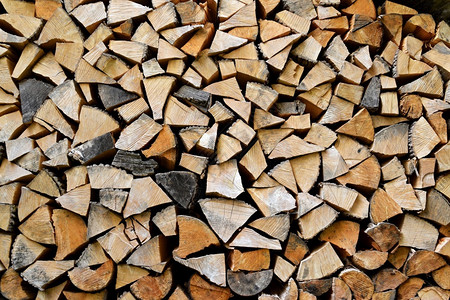 木头冬季准备就绪的切碎木柴火桦图片