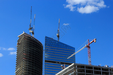 梁天空建造在大型筑工地作的若干起重机图片