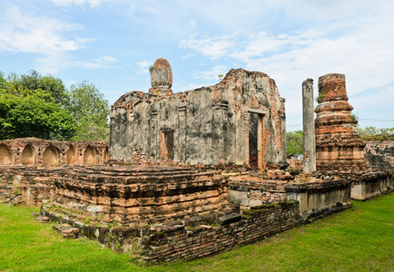 橙泰国Lopburi的废墟寺庙草哟图片