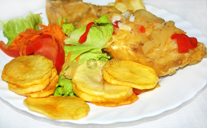 课程主要的葡萄牙语咸鳕鱼和沙拉盘土豆图片
