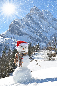 雪人对抗阿尔卑斯山全景帽小屋圣诞老人图片