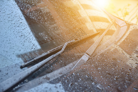 冬季窗户框天气湿的窗户在汽车前面的刮水器背景