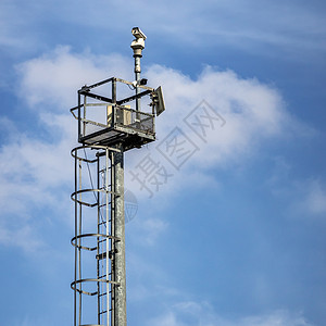 高塔用摄像机监测交通情况数字的央视监器图片